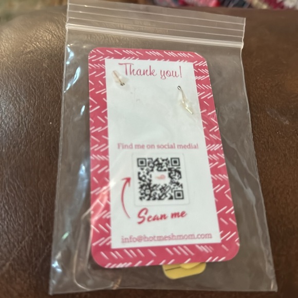 Brand new earrings - Picture 2 of 3